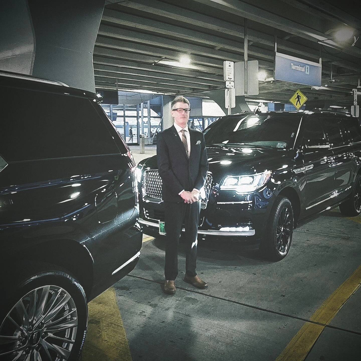TOP RATED NORTH SHORE BLACK CAR & LIMO SERVICE CHICAGO | CHAUFFEURS |  DISCREET LIMOUSINE ILLINOIS | TOP RATED LIMO & BLACK CAR SERVICE  224-290-6073